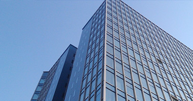 江蘇三里港高空建筑防腐有限公司始建于七十年代，是專業(yè)從事各類煙囪安裝旋轉(zhuǎn)梯、高空建筑物的維修、防腐等工程的施工企業(yè)。